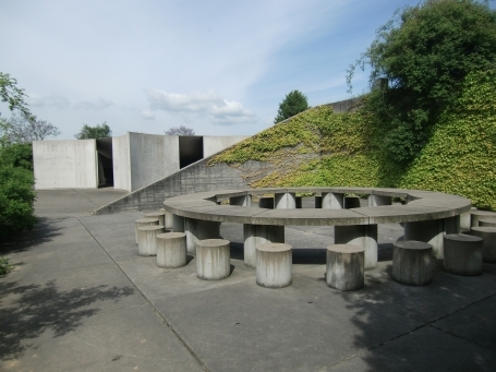 Raketenstation Hombroich : Skulptur die "Tafelrunde" von Katsuhito Nishikawa